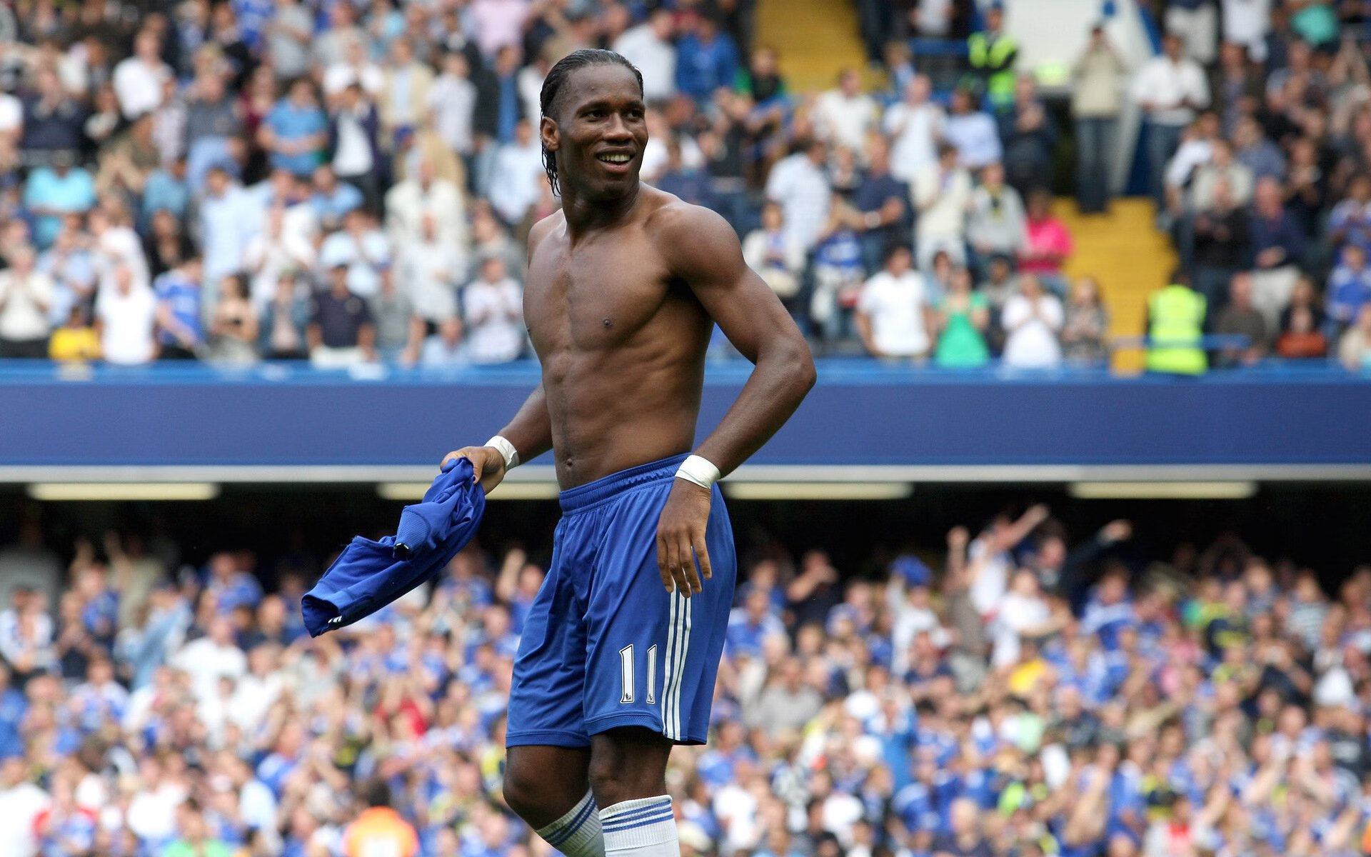 上海海港主帅调整阵容应对密集赛程，上海海港队主教练是谁