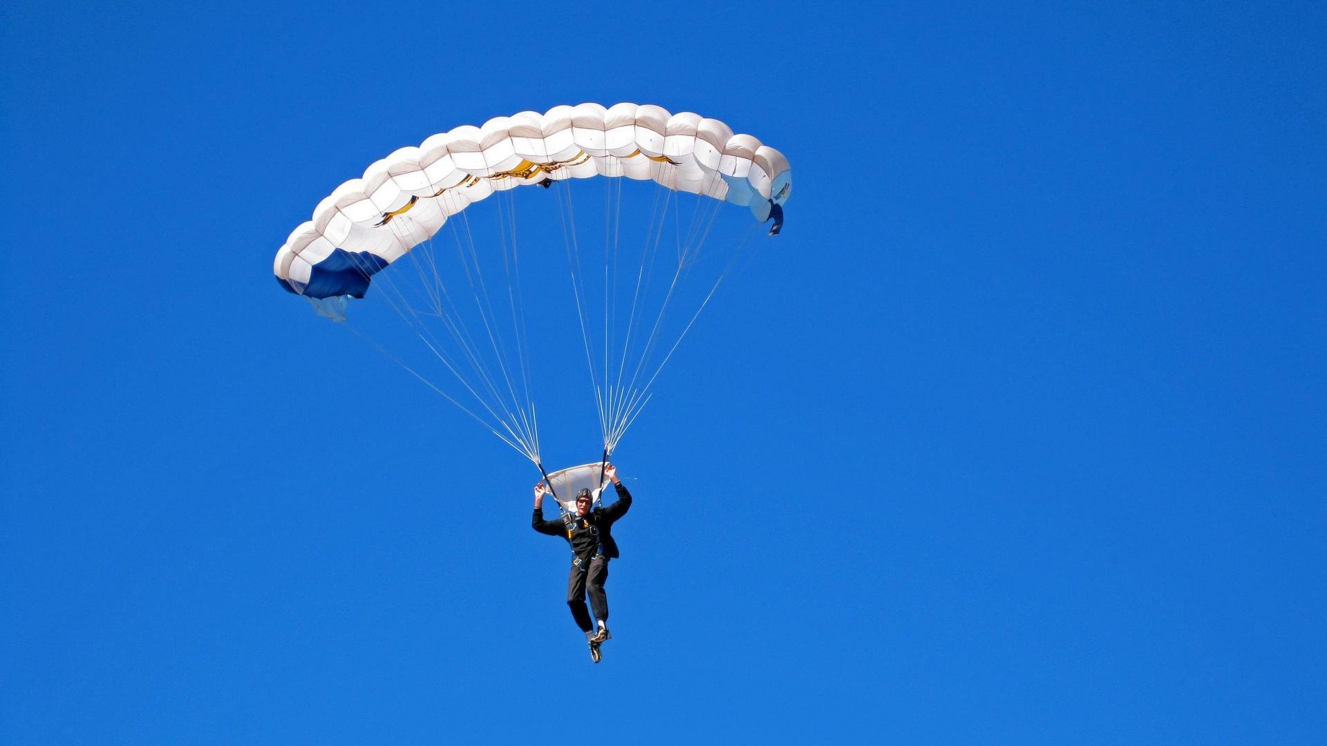 切尔西女足门将表现抢眼多次扑救，切尔西女球迷